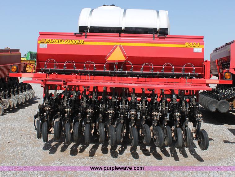 image for item C3867 Sunflower 9434-30 folding grain drill