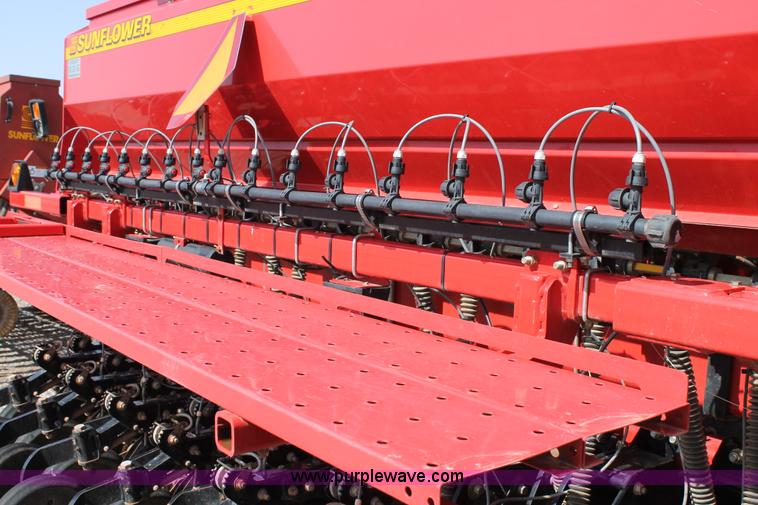image for item C3867 Sunflower 9434-30 folding grain drill
