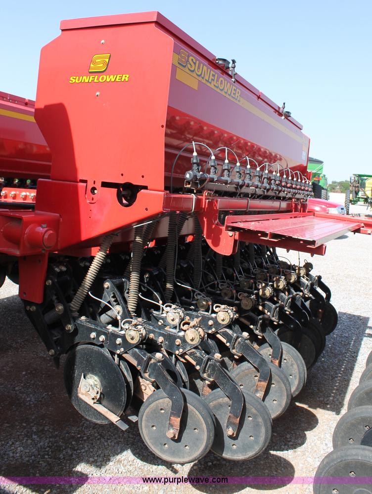 image for item C3867 Sunflower 9434-30 folding grain drill