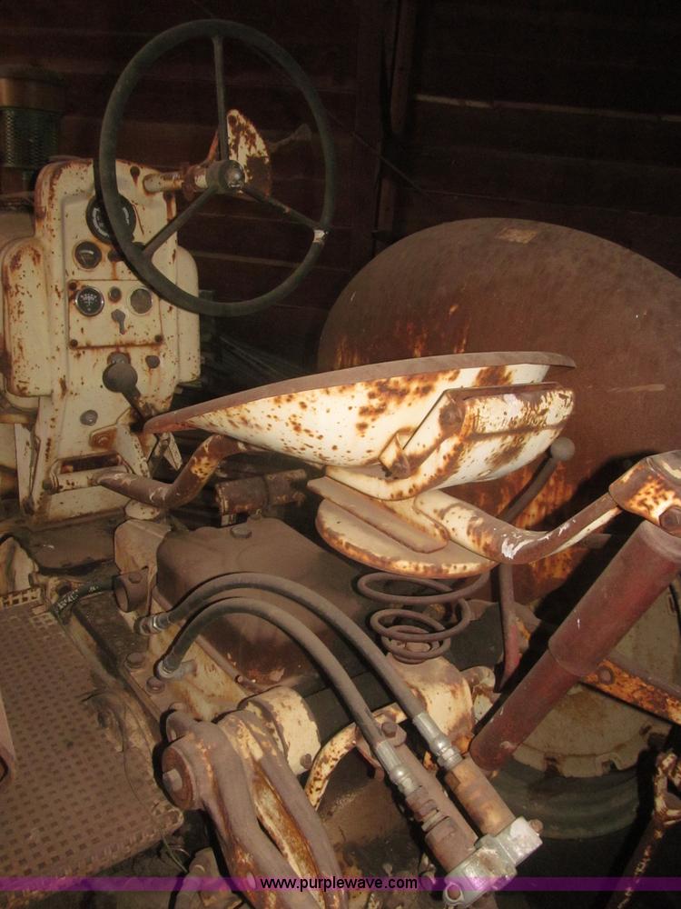 image for item F7356 Cockshutt 550 tractor