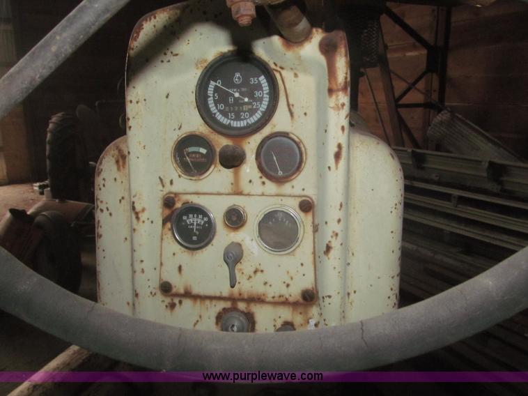 image for item F7356 Cockshutt 550 tractor