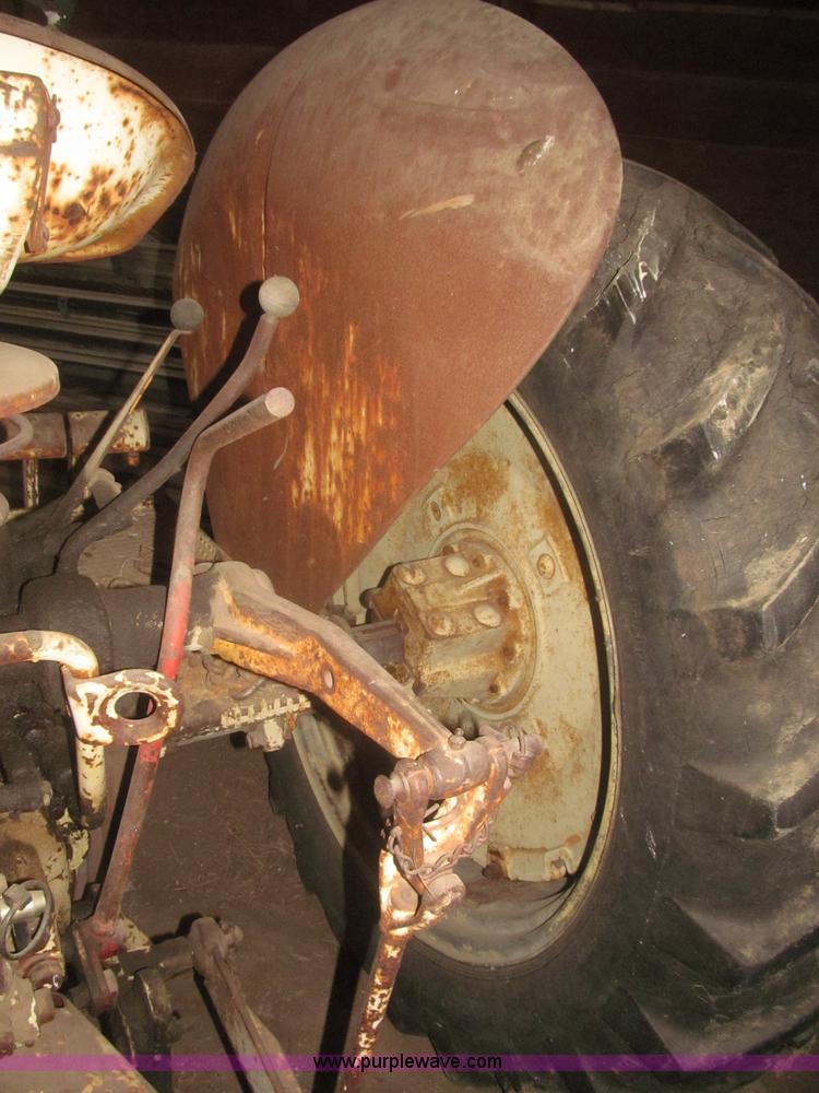 image for item F7356 Cockshutt 550 tractor