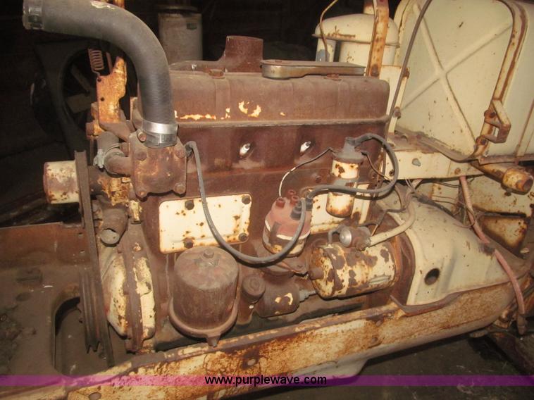 image for item F7356 Cockshutt 550 tractor