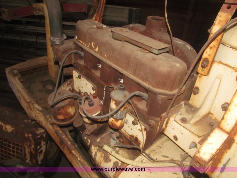 image for item F7356 Cockshutt 550 tractor