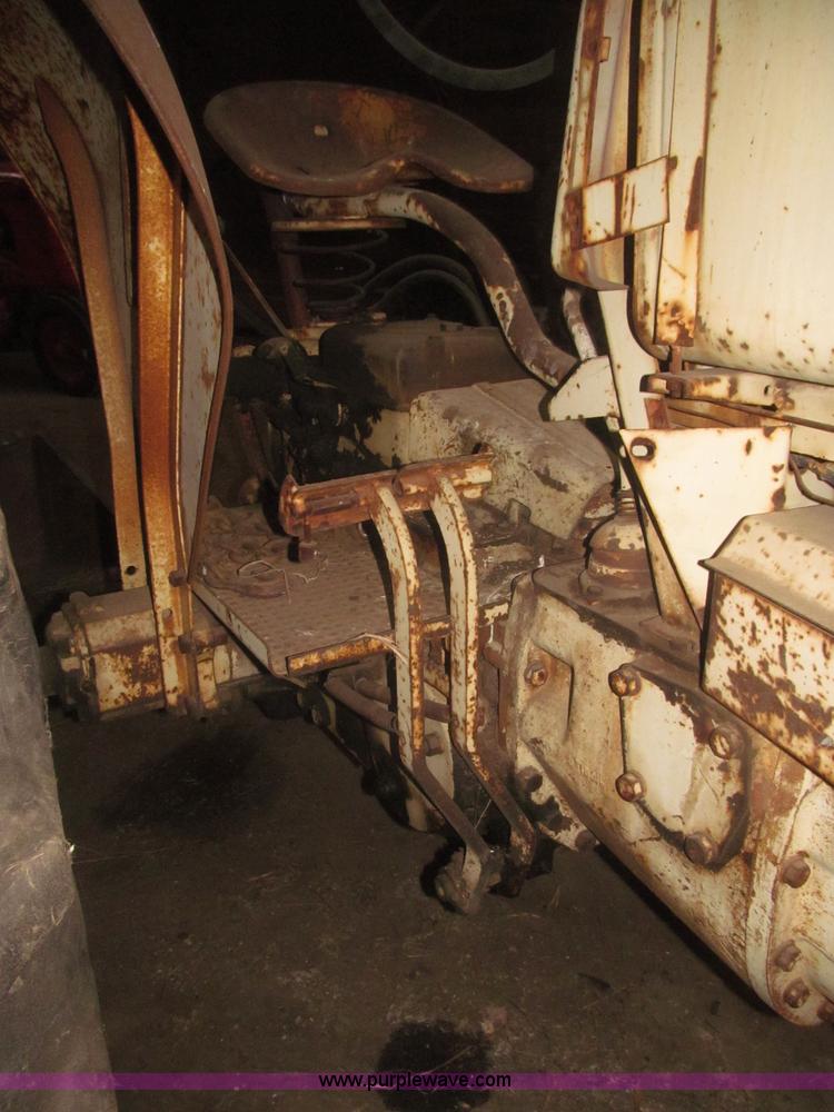 image for item F7356 Cockshutt 550 tractor