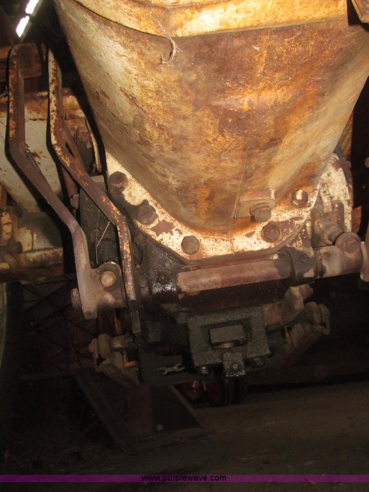 image for item F7356 Cockshutt 550 tractor