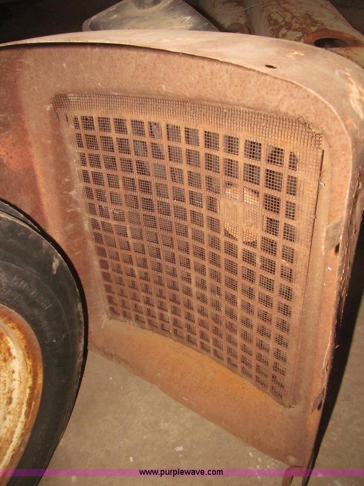 image for item F7356 Cockshutt 550 tractor