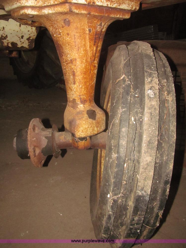 image for item F7356 Cockshutt 550 tractor