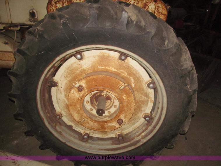 image for item F7356 Cockshutt 550 tractor