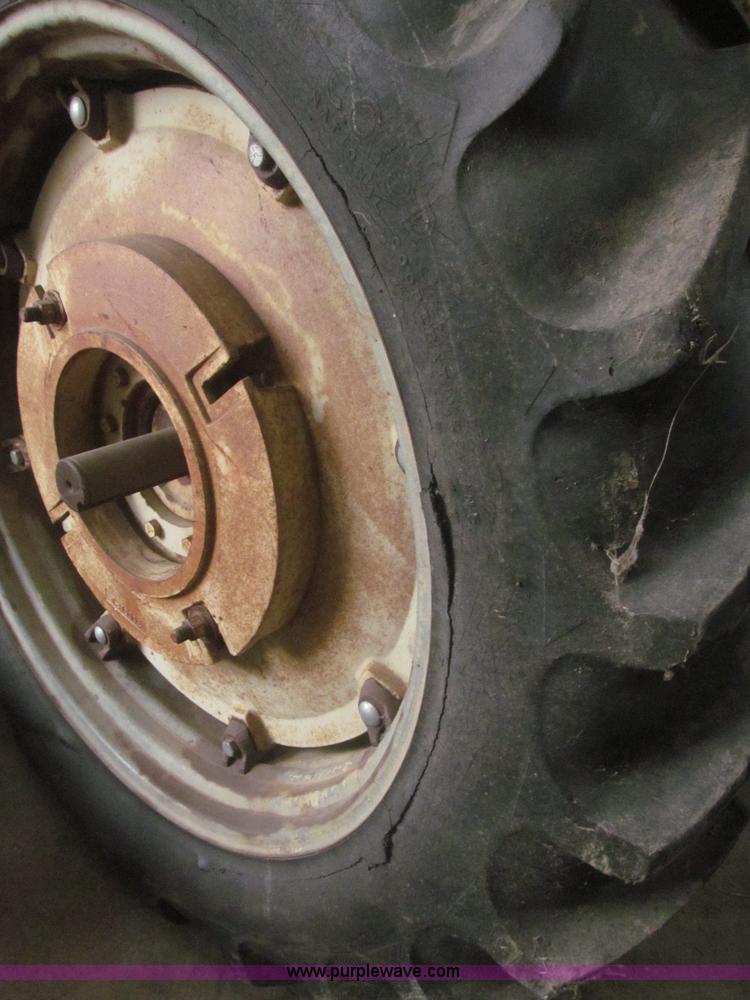 image for item F7356 Cockshutt 550 tractor