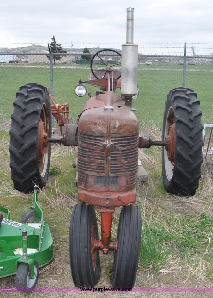 image for item G6476 1947 International Farmall H tractor