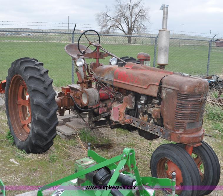 image for item G6476 1947 International Farmall H tractor