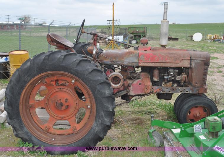 image for item G6476 1947 International Farmall H tractor