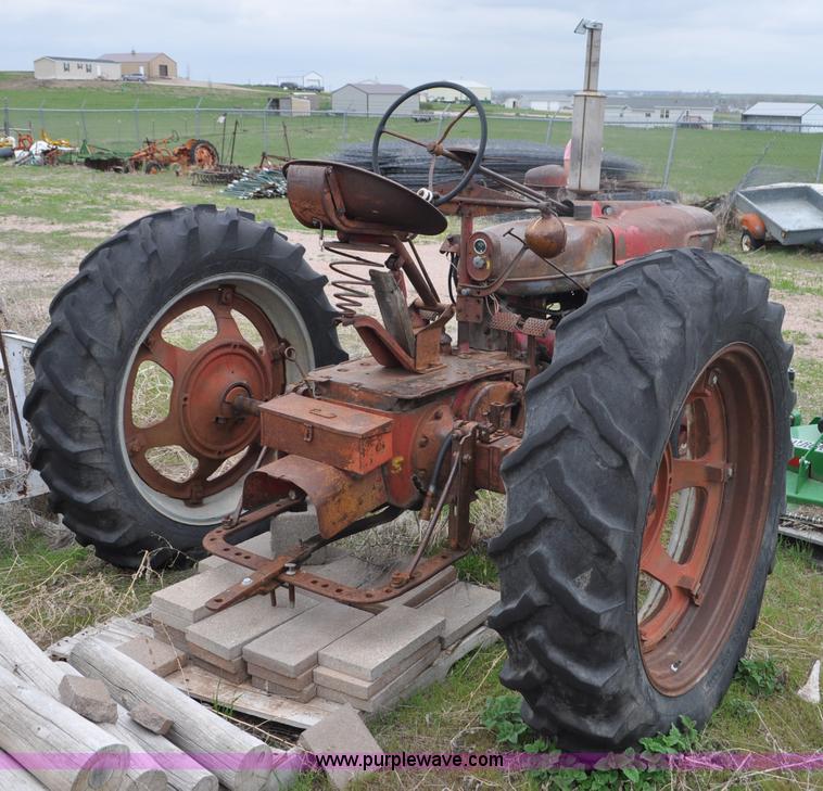 image for item G6476 1947 International Farmall H tractor
