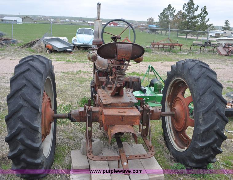 image for item G6476 1947 International Farmall H tractor