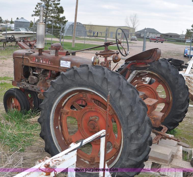 image for item G6476 1947 International Farmall H tractor