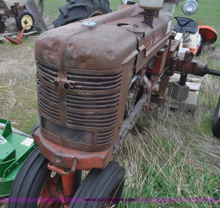 image for item G6476 1947 International Farmall H tractor