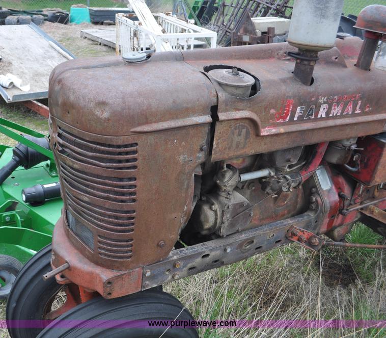 image for item G6476 1947 International Farmall H tractor
