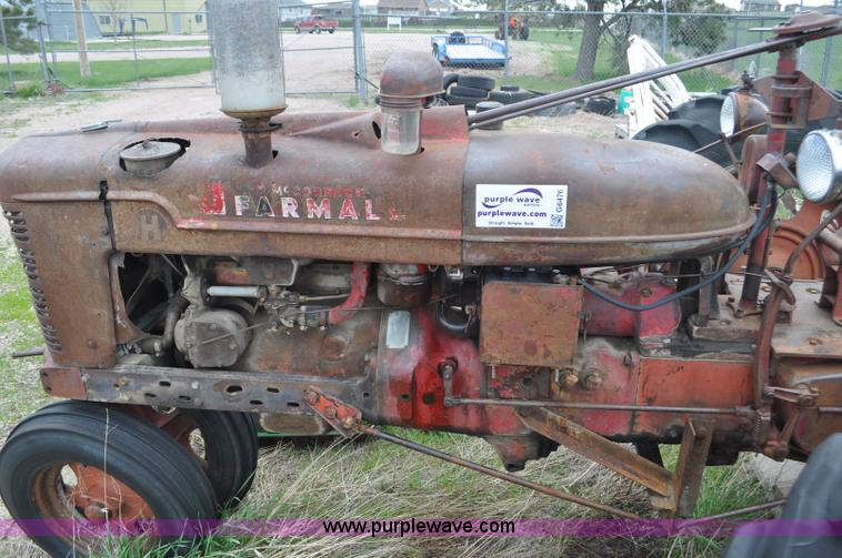 image for item G6476 1947 International Farmall H tractor