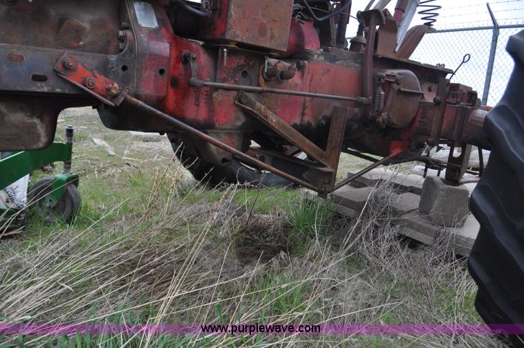 image for item G6476 1947 International Farmall H tractor