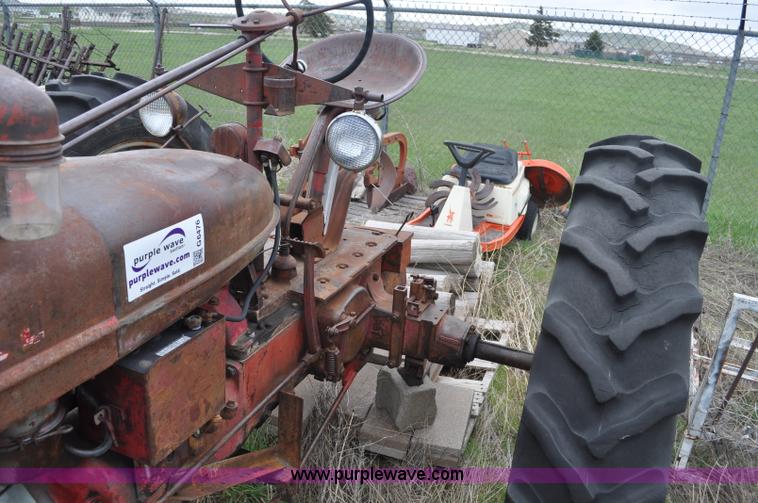 image for item G6476 1947 International Farmall H tractor