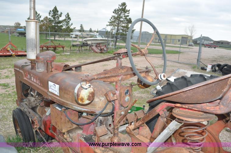 image for item G6476 1947 International Farmall H tractor