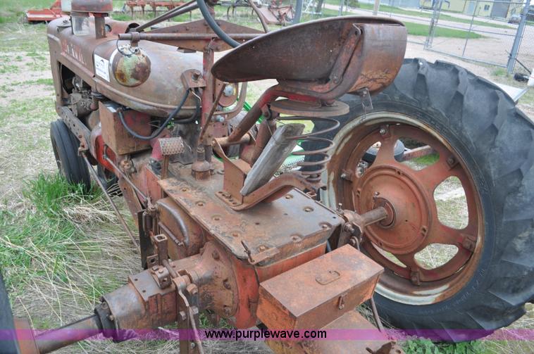 image for item G6476 1947 International Farmall H tractor