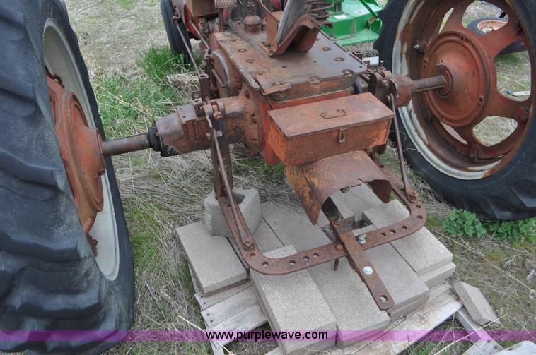 image for item G6476 1947 International Farmall H tractor