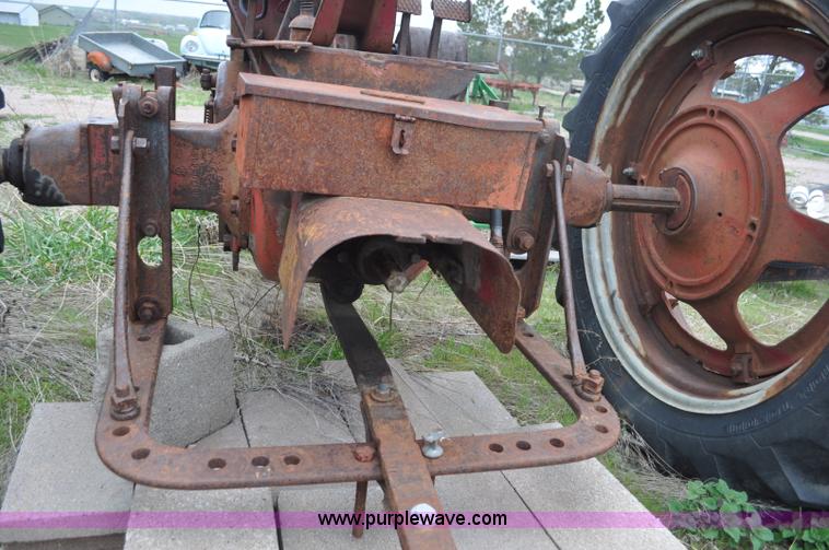 image for item G6476 1947 International Farmall H tractor