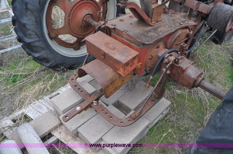 image for item G6476 1947 International Farmall H tractor