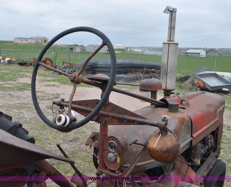 image for item G6476 1947 International Farmall H tractor