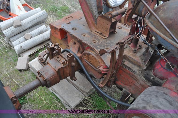 image for item G6476 1947 International Farmall H tractor