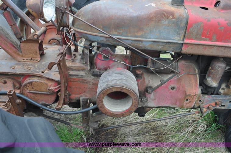 image for item G6476 1947 International Farmall H tractor