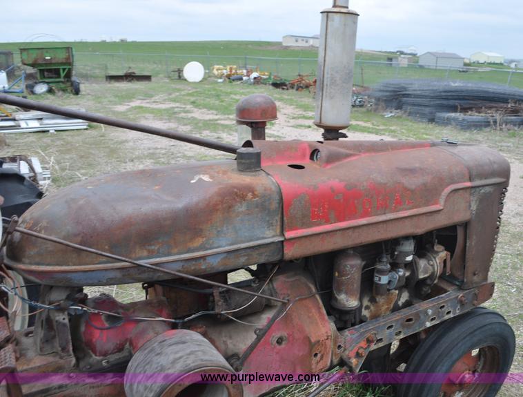 image for item G6476 1947 International Farmall H tractor