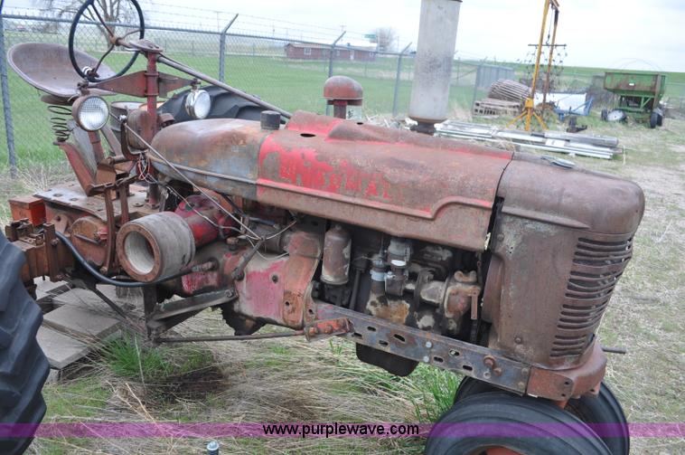 image for item G6476 1947 International Farmall H tractor
