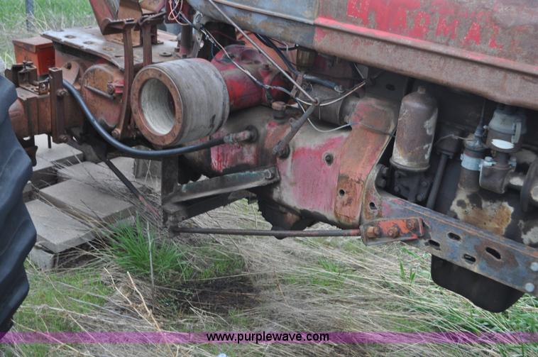 image for item G6476 1947 International Farmall H tractor