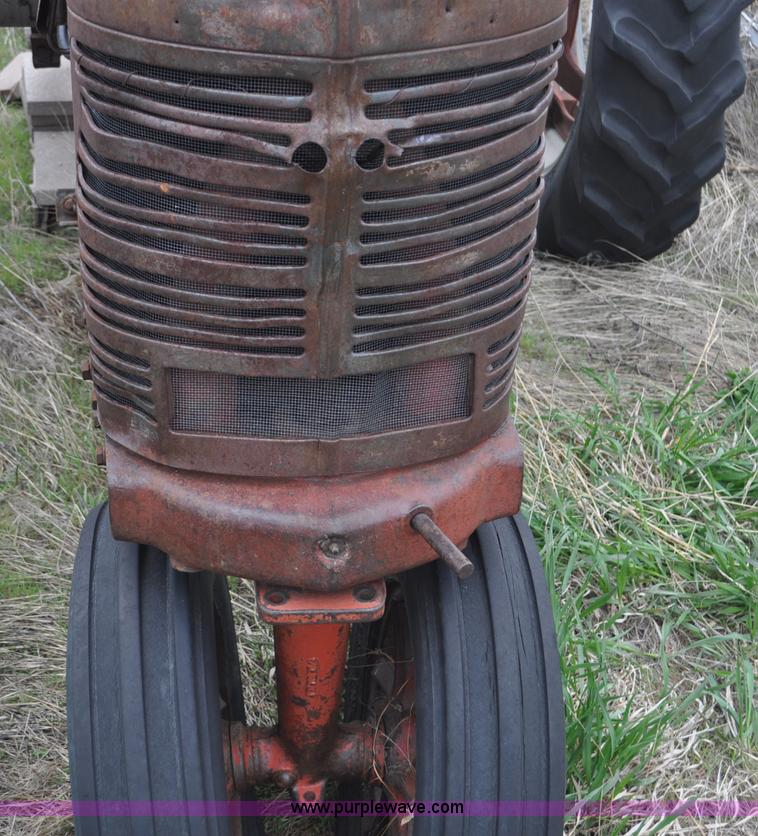 image for item G6476 1947 International Farmall H tractor