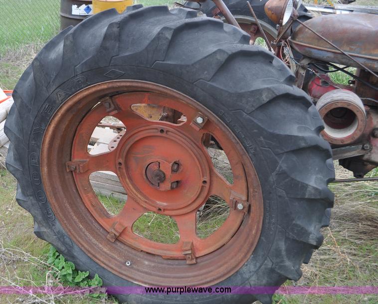 image for item G6476 1947 International Farmall H tractor