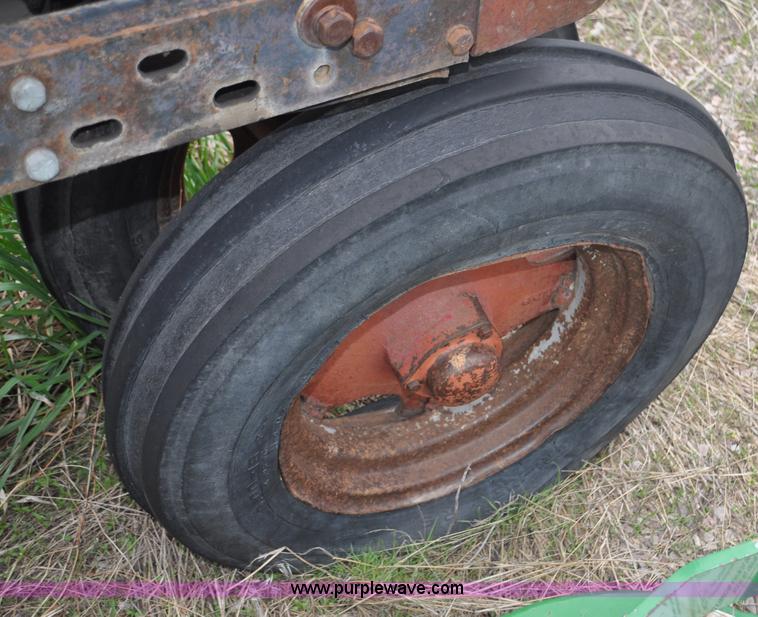 image for item G6476 1947 International Farmall H tractor