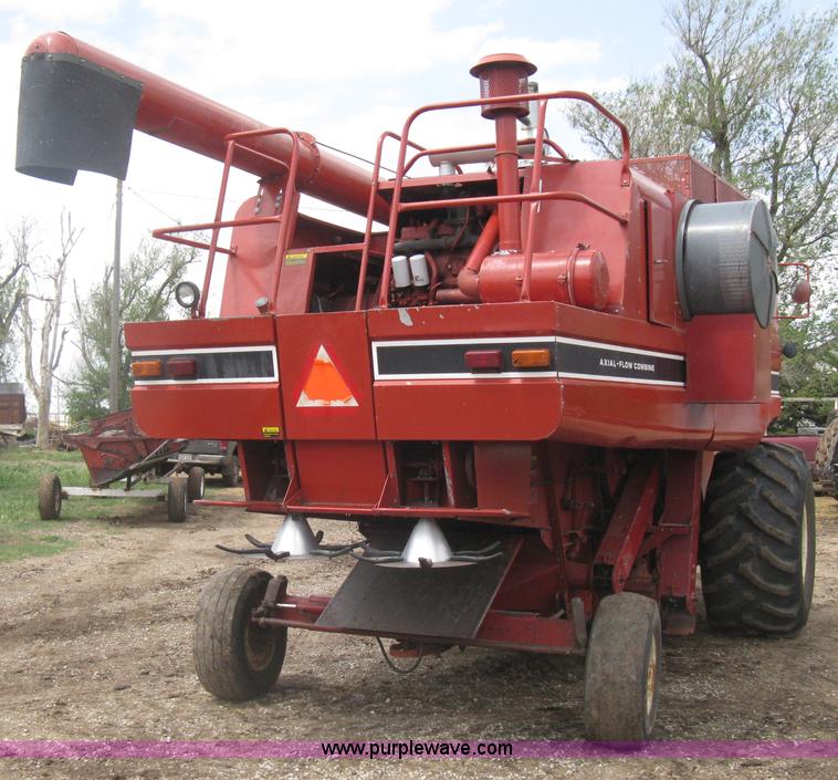 image for item G8279 1983 International 1460 Axial-Flow combine