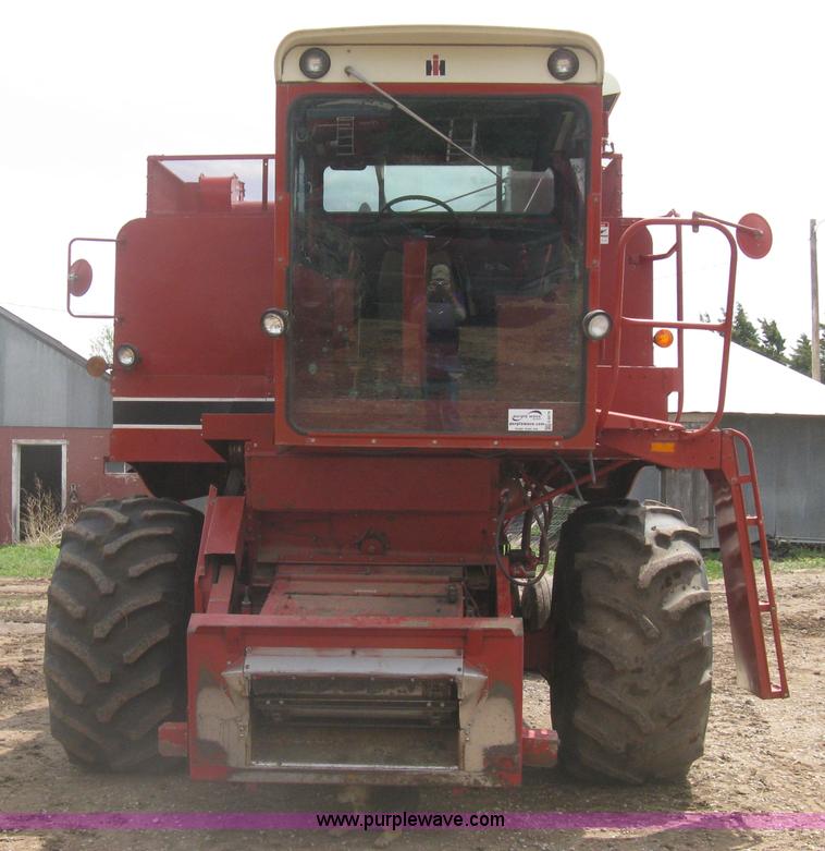 image for item G8279 1983 International 1460 Axial-Flow combine