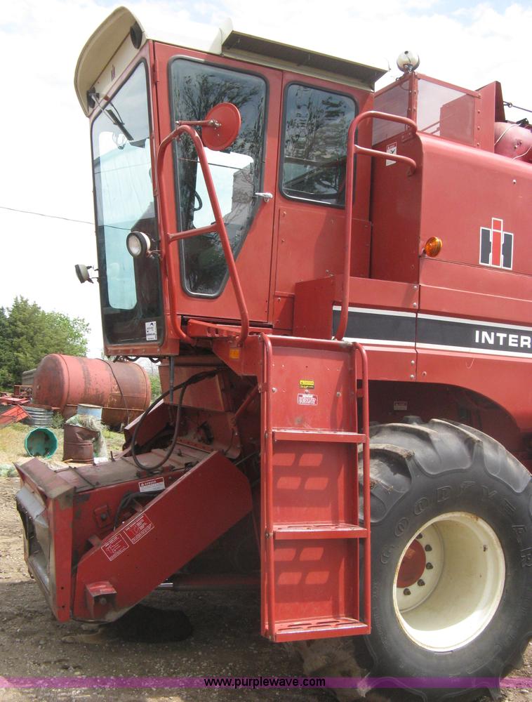 image for item G8279 1983 International 1460 Axial-Flow combine