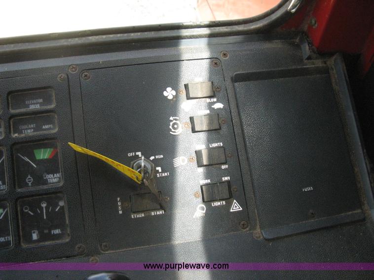 image for item G8279 1983 International 1460 Axial-Flow combine