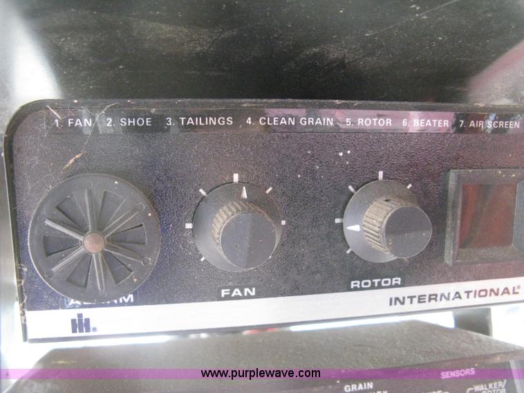 image for item G8279 1983 International 1460 Axial-Flow combine