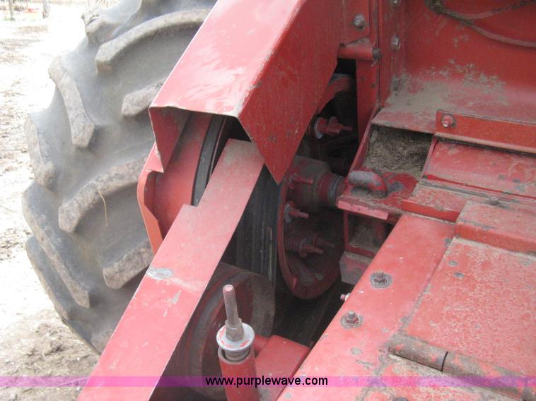 image for item G8279 1983 International 1460 Axial-Flow combine