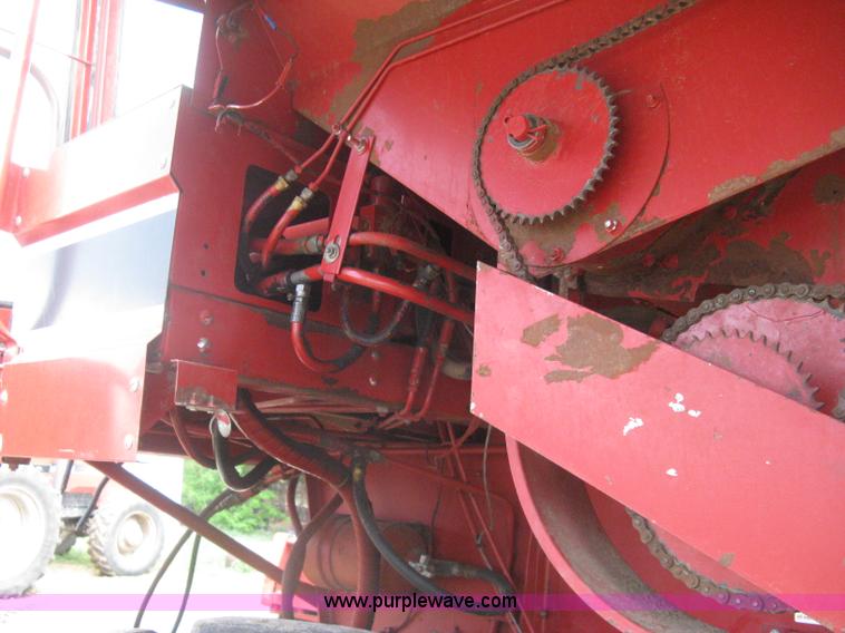 image for item G8279 1983 International 1460 Axial-Flow combine