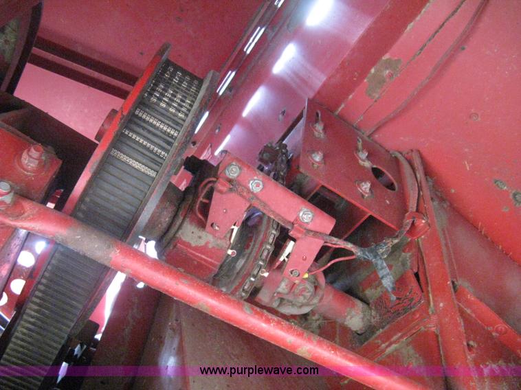 image for item G8279 1983 International 1460 Axial-Flow combine