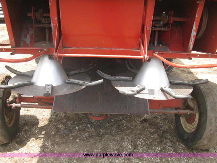 image for item G8279 1983 International 1460 Axial-Flow combine