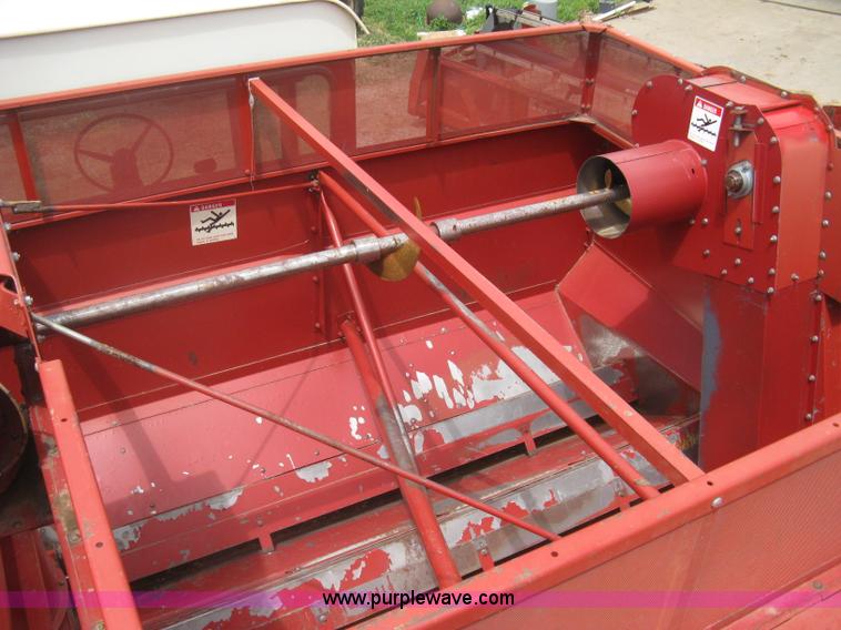 image for item G8279 1983 International 1460 Axial-Flow combine