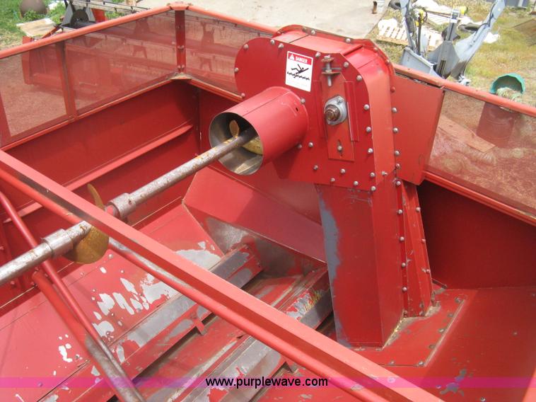image for item G8279 1983 International 1460 Axial-Flow combine